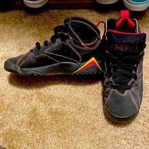 🖤❤️🧡Air Jordan size 3.5Y
